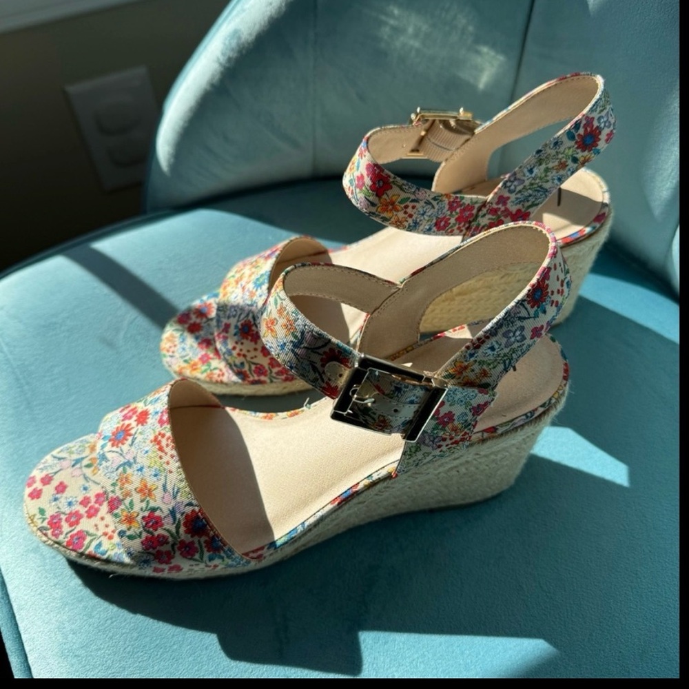 Floral Women's life stride tango 2 sandal. Three inch wedge heels. Size 9.5 - Picture 10 of 12
